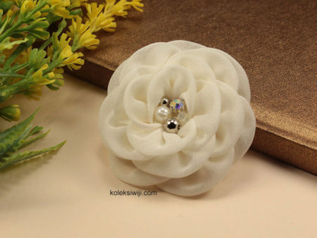 Alinea White Flower Brooch-09